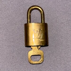 LV Louis Vuitton Lock and Key 304